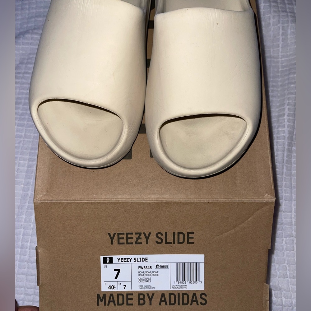USED AUTHENTIC YEEZY SLIPPERS size 7